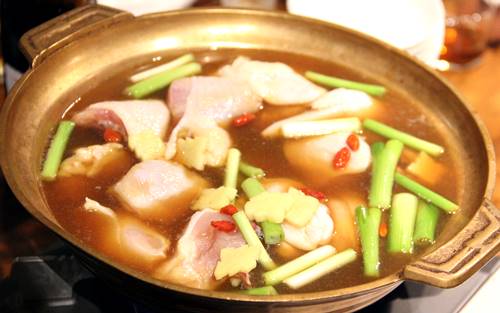 醉鶏鍋 – 紹興酒風味の漢方鶏鍋（香港料理）