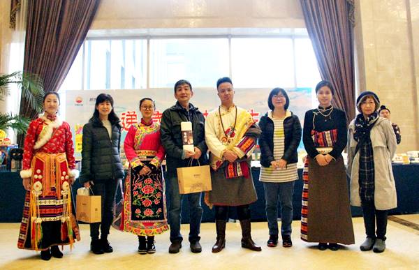 都江堰のホテルにてチベット族と記念撮影